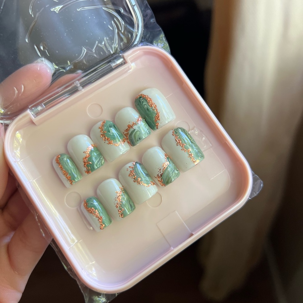 Press on nails